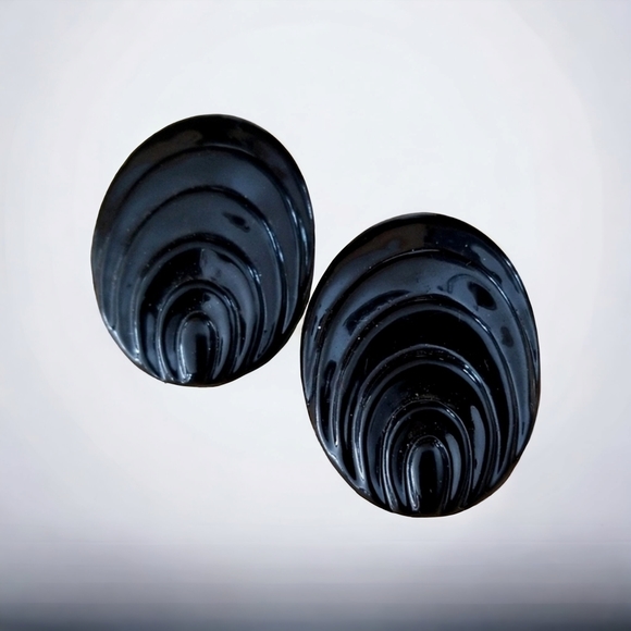 Vintage 1950s Mid Century Black Acrylic Clip Earrings - Picture 3 of 12